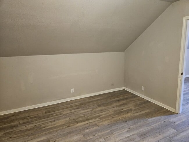 Building Photo - Second Floor Apartment Close to Woodlawn Park