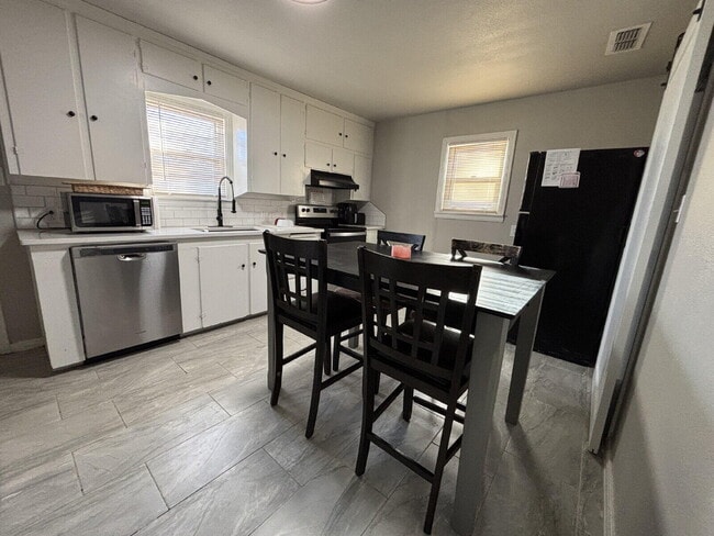 Building Photo - 114 Holly St