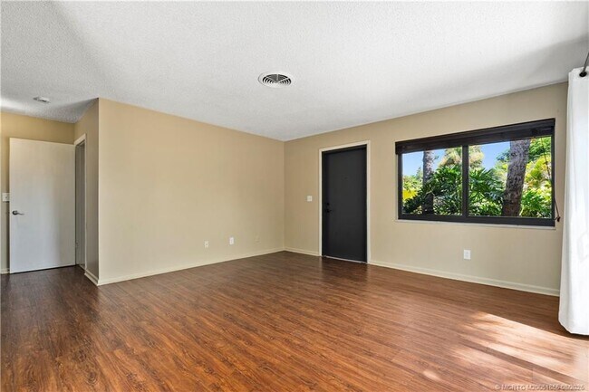 Building Photo - 2563 NE Palm Ave