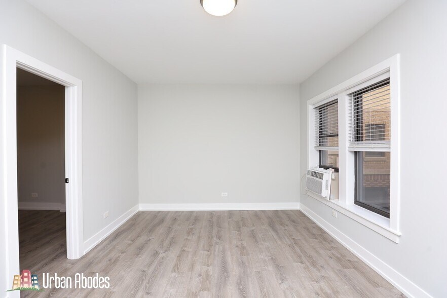 Building Photo - 711 W Brompton Ave