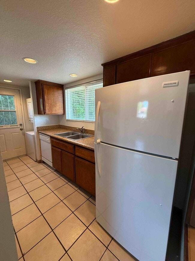 Building Photo - 2 Bed 2 Full Bath Condo