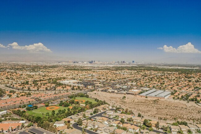 Building Photo - Luxury Home located in Henderson