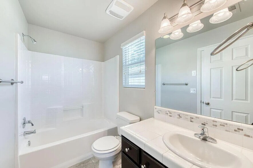 Building Photo - 1304 Royalty Way