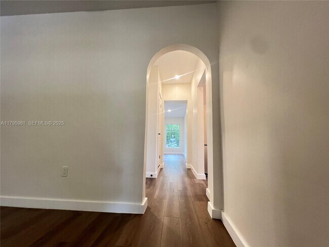 Building Photo - 315 NE 110th St