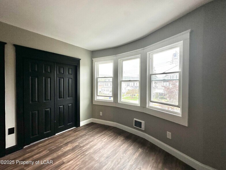 Building Photo - 44 Shoemaker St