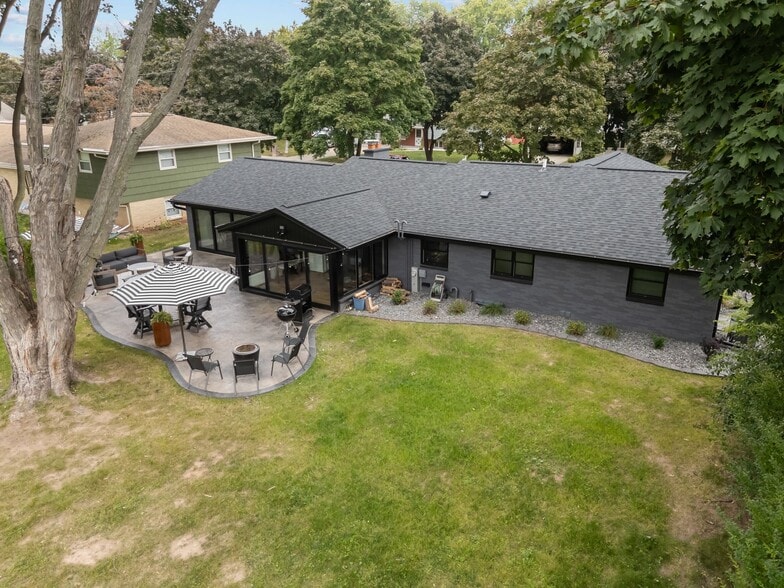 Building Photo - 1095 April Ln