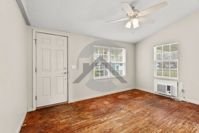 Building Photo - 2013 Independence St