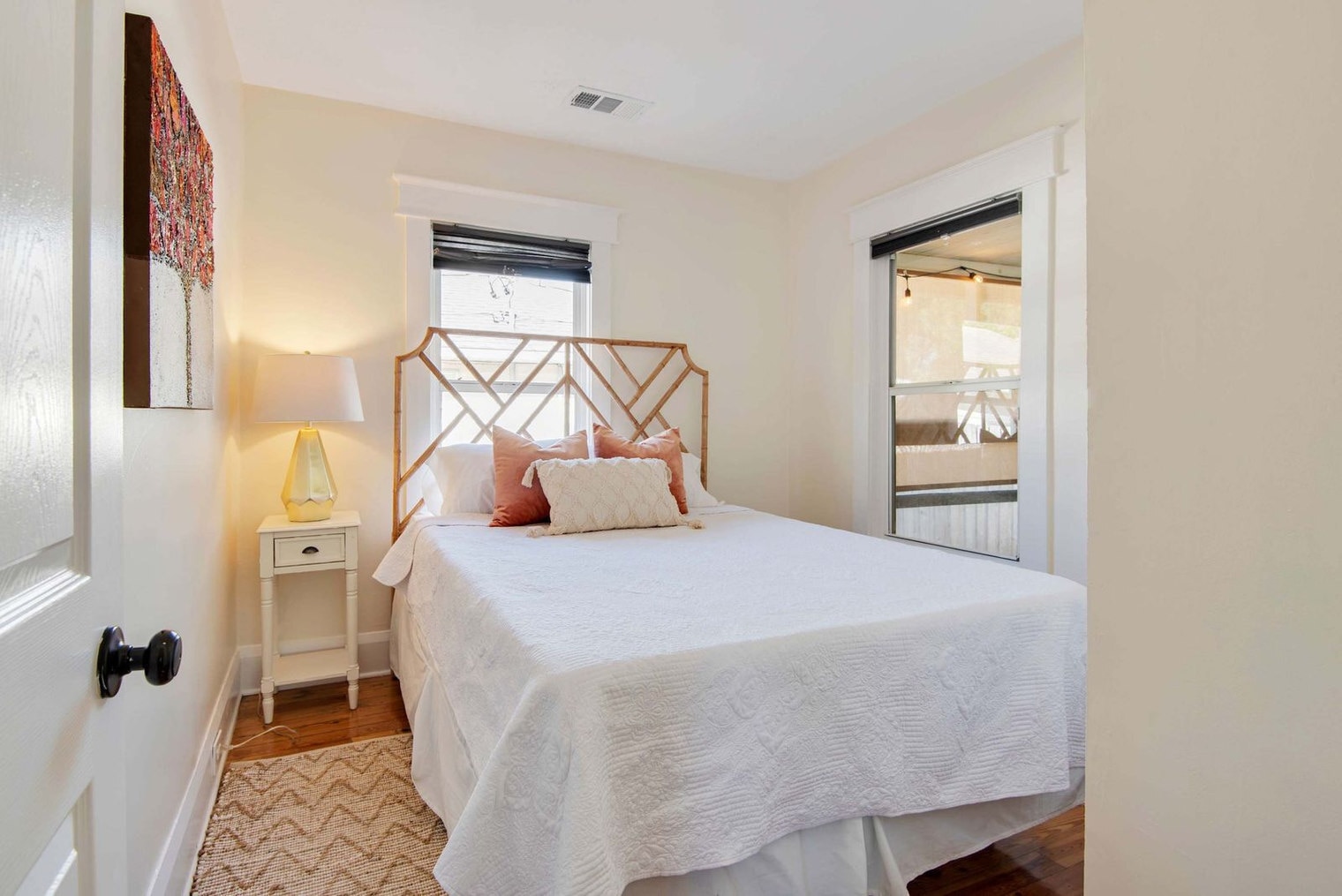 Building Photo - 108 E Flora St