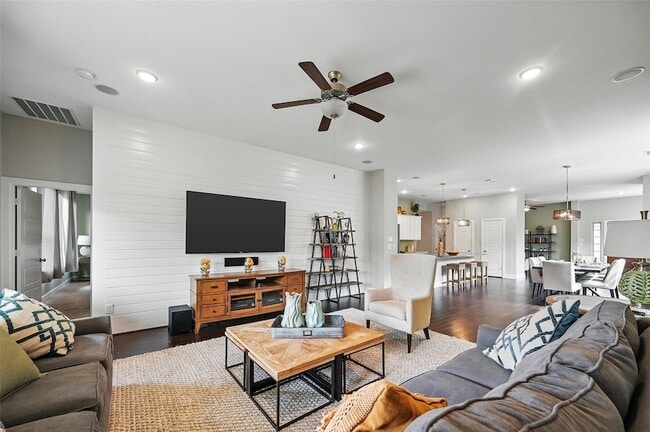 Building Photo - 1605 Cedar Crest Dr