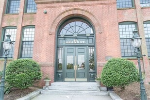 Building Photo - 25 Grand St
