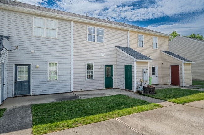 Building Photo - Renovated 2 bed 2.5 bath townhome in Holly Springs Arbor Creek community.