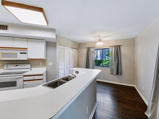 Building Photo - ** COACH HOMES @ BERKSHIRE LAKES ** 2 BED / 2 BATH - 1ST FLOOR CONDO - GARAGE - ANNUAL RENTAL