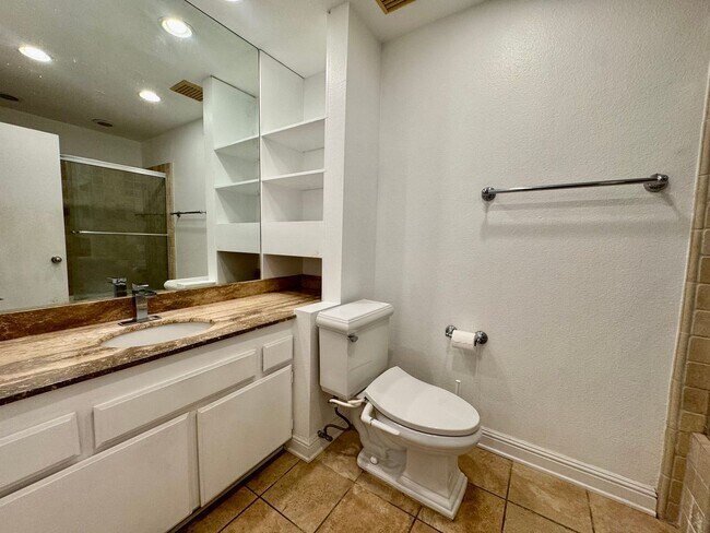 Building Photo - 10633 Holman Ave