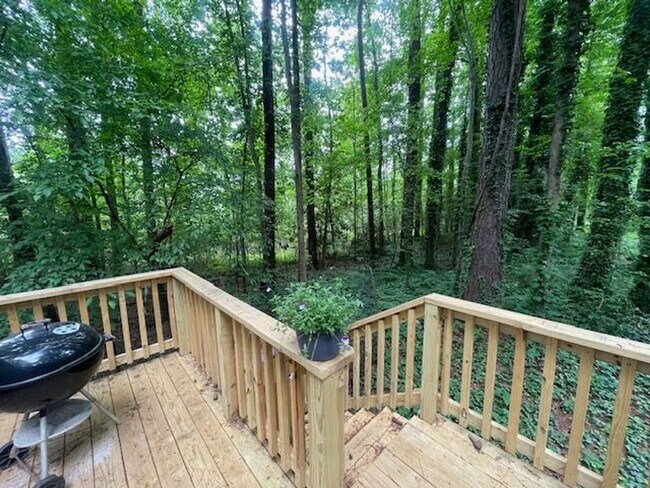 Building Photo - 907 W Chatham St