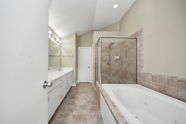 Building Photo - 8715 Meadowcroft Dr