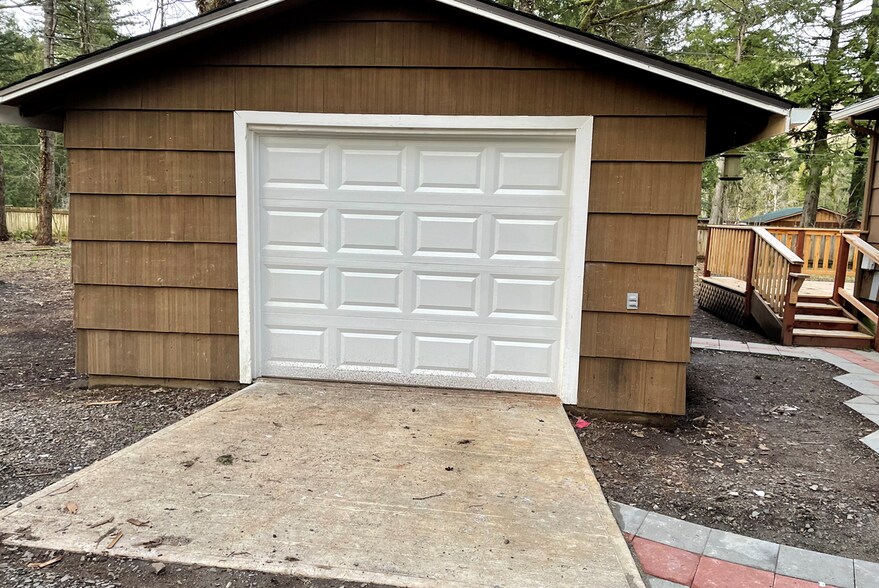 Garage - 20220 E Peter Pl