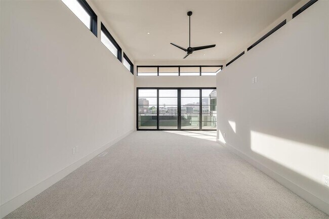 Building Photo - 1303 N Dewey Ave