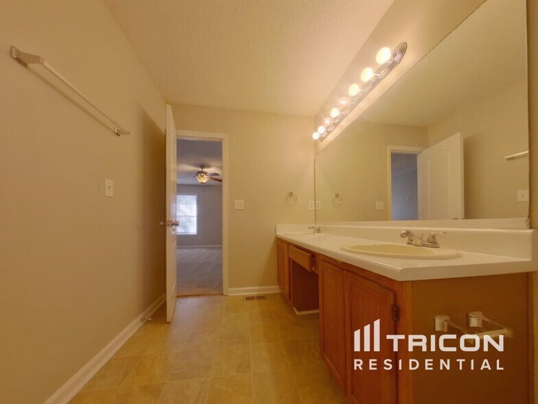 Building Photo - 2901 Pavia Cir