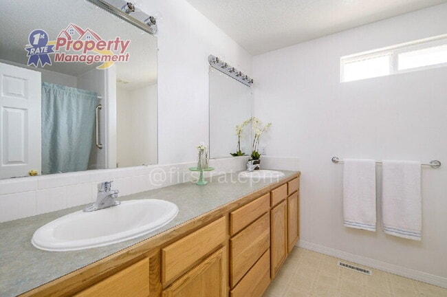 Building Photo - 1923 N Tyra Ave