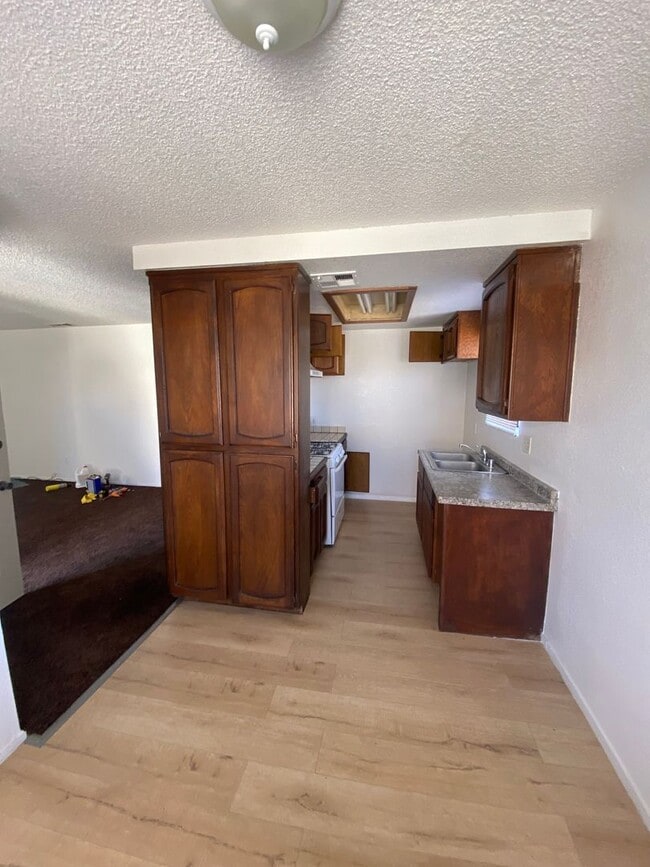Building Photo - Addorable 2 BD 1 BA SW Apt with Coin opera...