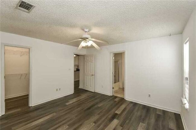 Building Photo - Fantastic 3bd/2ba home! Coming soon!