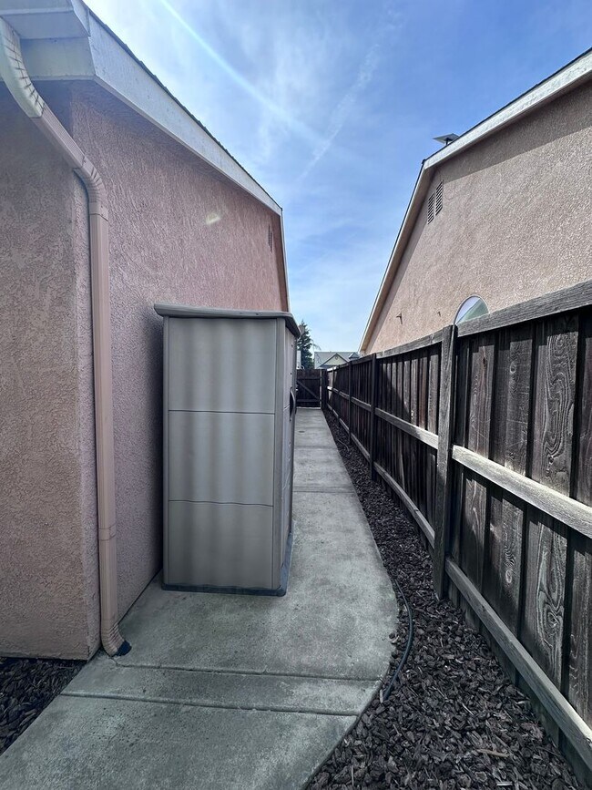 Building Photo - NW Visalia home coming soon!