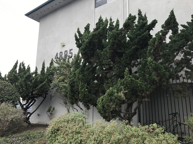 Building Photo - ***Move-in special 1/2 off 1st months rent...