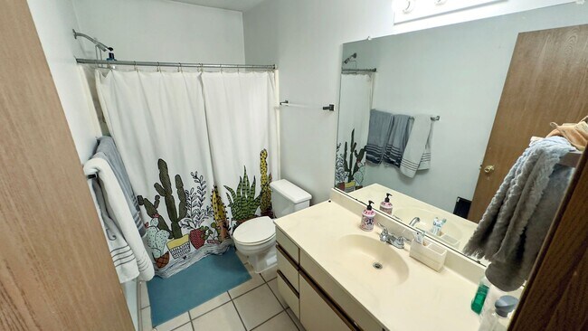 Building Photo - 3 Bed 1 Bath Apartment - Available Septemb...