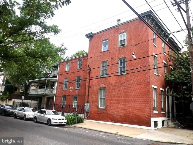 Building Photo - 2043 Mt Vernon St