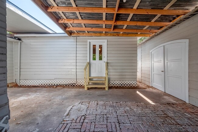 Building Photo - 5831 Annunciation St