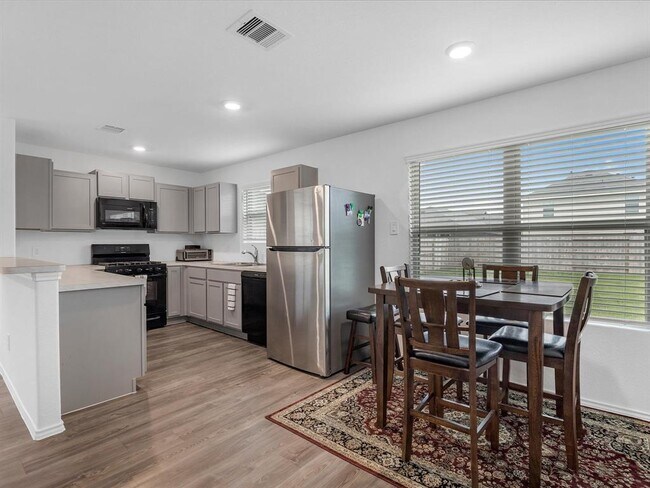 Building Photo - 1202 Silver Fir Ct