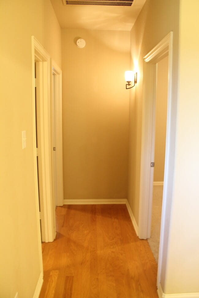 Building Photo - 191 Aster Dr