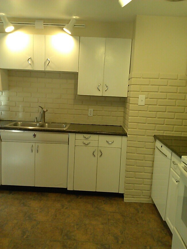 Building Photo - 1211 W Dalke Ave