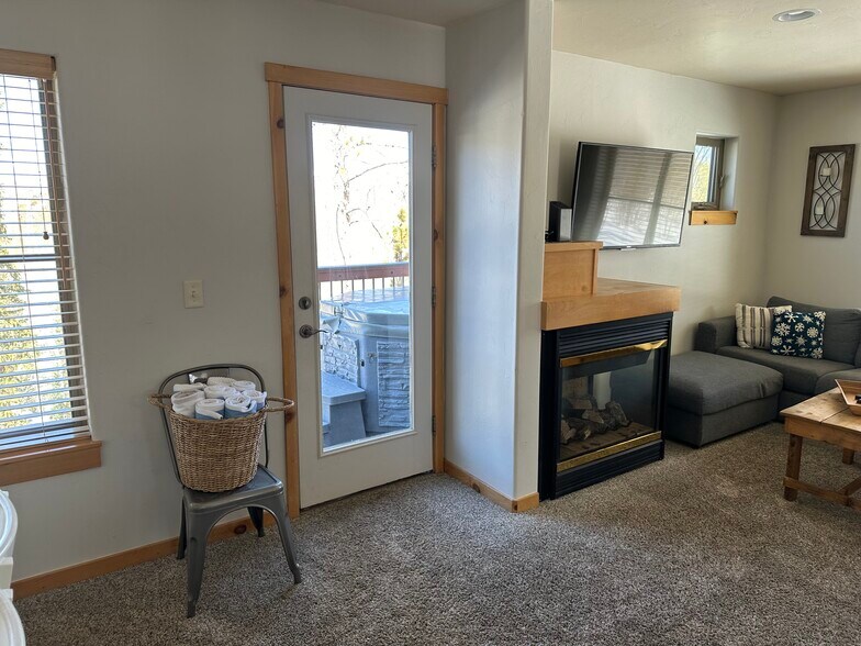 Building Photo - 424 Wolf Park Ln