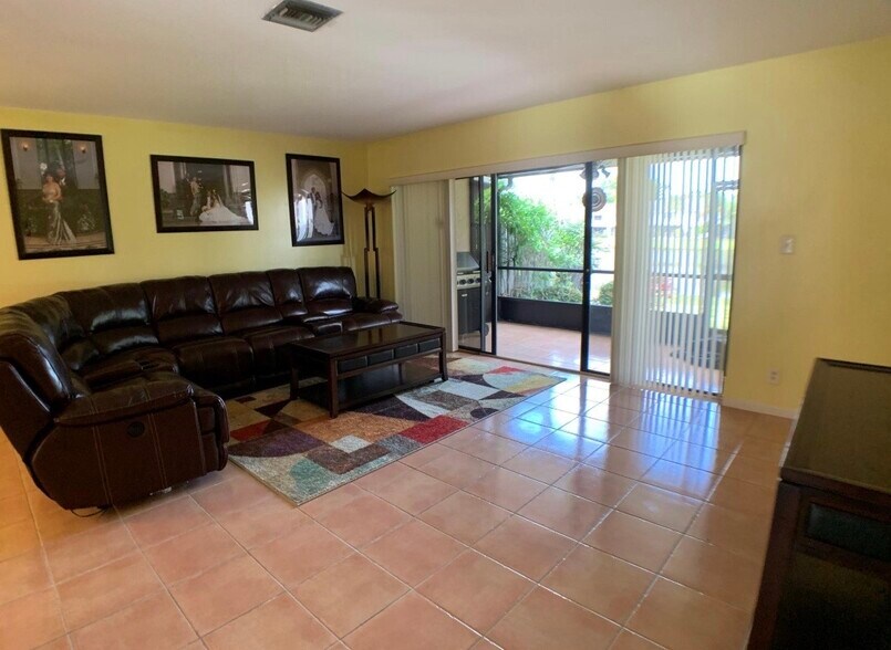 Building Photo - 3453 Carambola Cir S