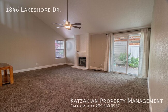 Building Photo - 1846 Lakeshore Dr