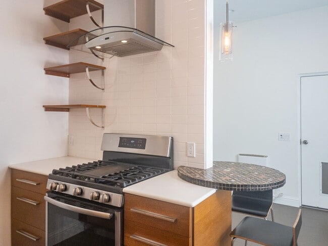 Building Photo - 1Bed/1Bath! Parking! Laundry! Garden! Pet! PROGRESSIVE