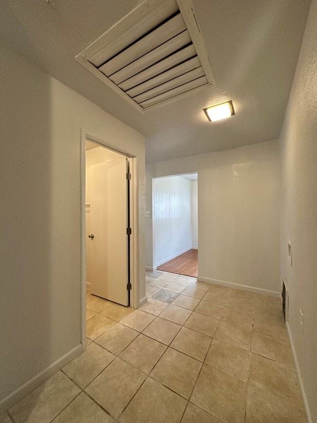 Building Photo - Great Location near McKinley Park!