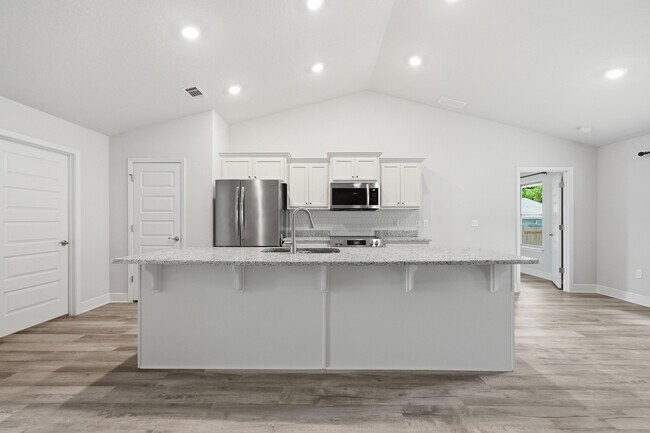 Building Photo - 5810 Crestlake Dr