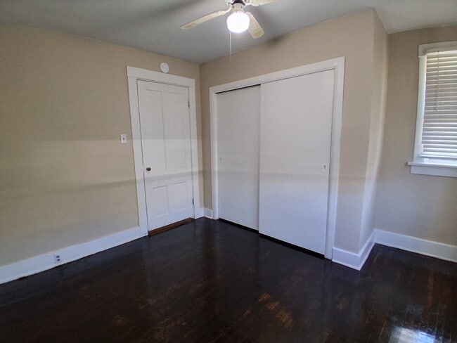 Building Photo - 206 W 7th St