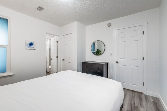 Building Photo - 1816 S G St