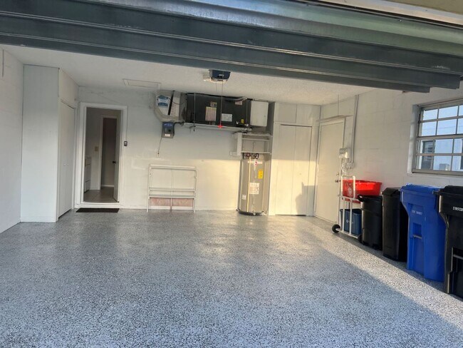 Building Photo - Lovely Lakefront Pinebrook South Home for Annual Rental