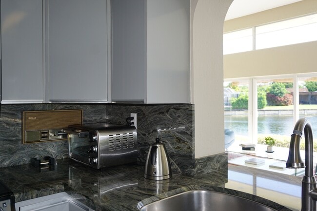 Building Photo - 4511 King Palm Dr