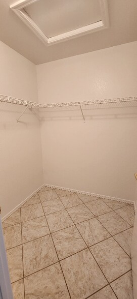 Building Photo - 2549 Lotus Hill Dr