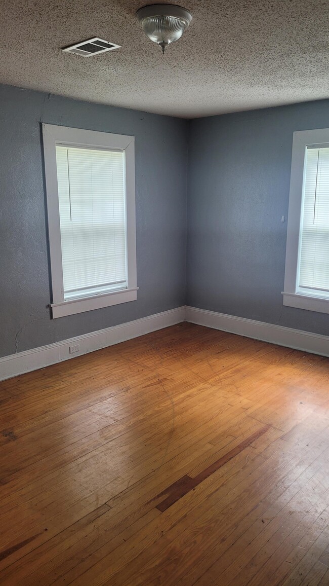 Building Photo - 2225 E 6th St