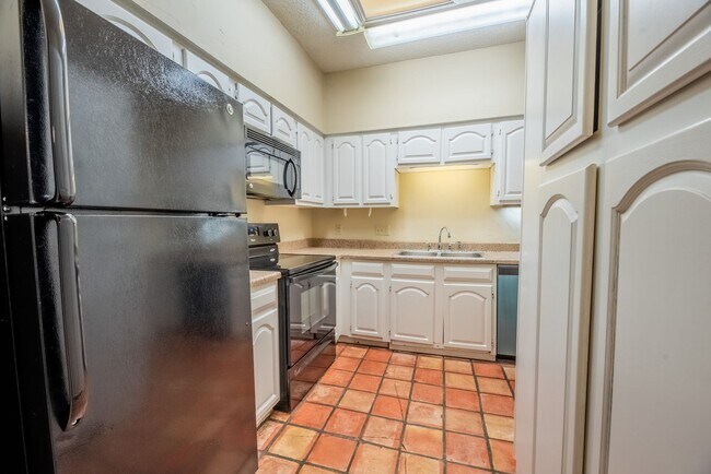 Building Photo - Robbins Place #208