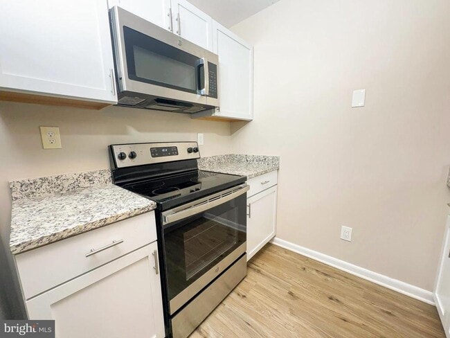 Building Photo - 13405 Shady Knoll Dr