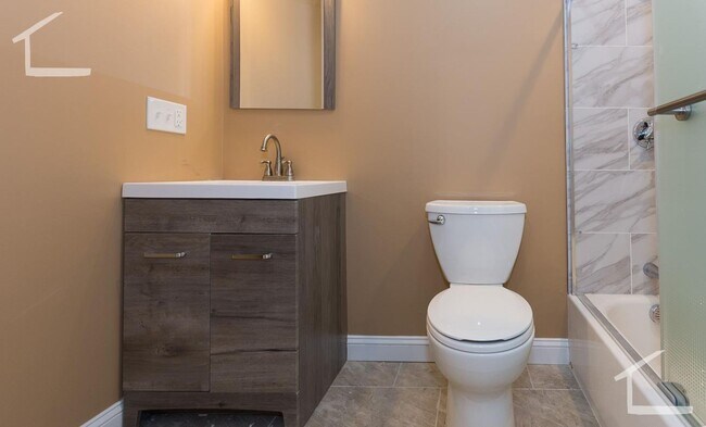 Building Photo - 9/1 Renovated two-level 5BR/2BA near Longw...