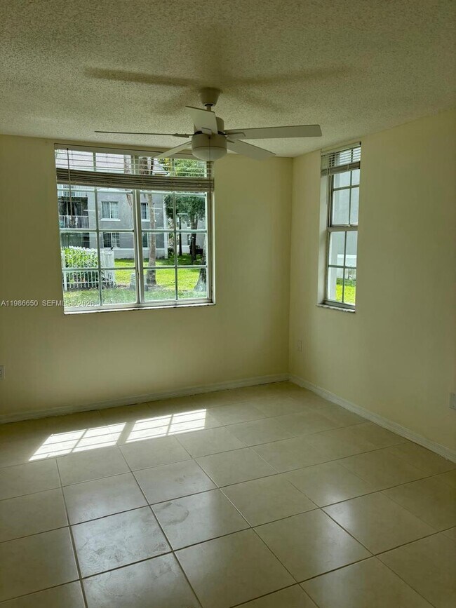 Building Photo - 655 SW 111th Way