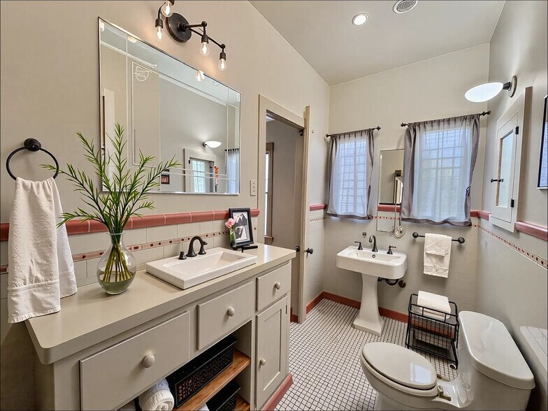 Building Photo - 145 N Sycamore Ave